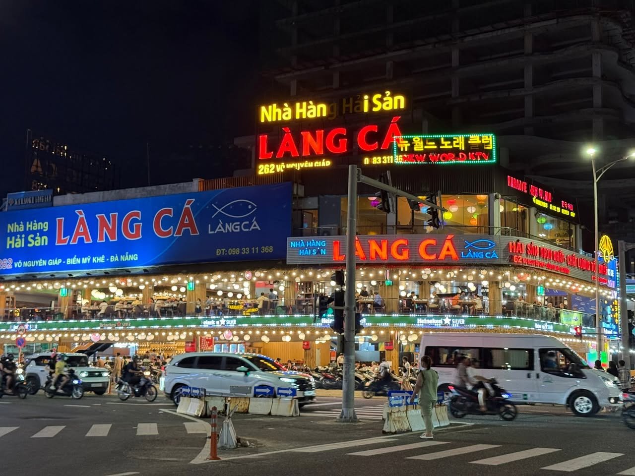 Làng Cá, on the beach road.