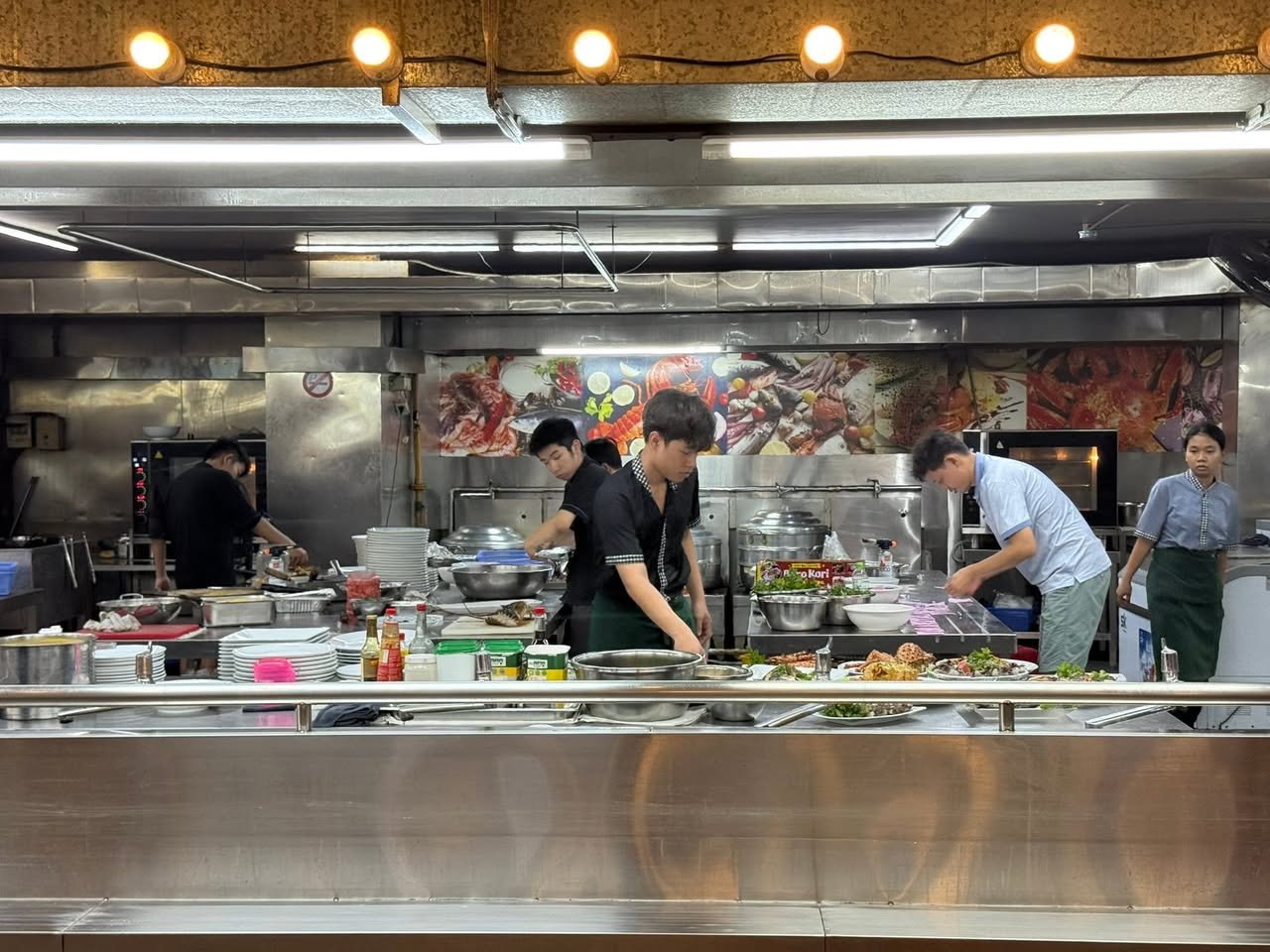 The kitchen line at Làng Cá.