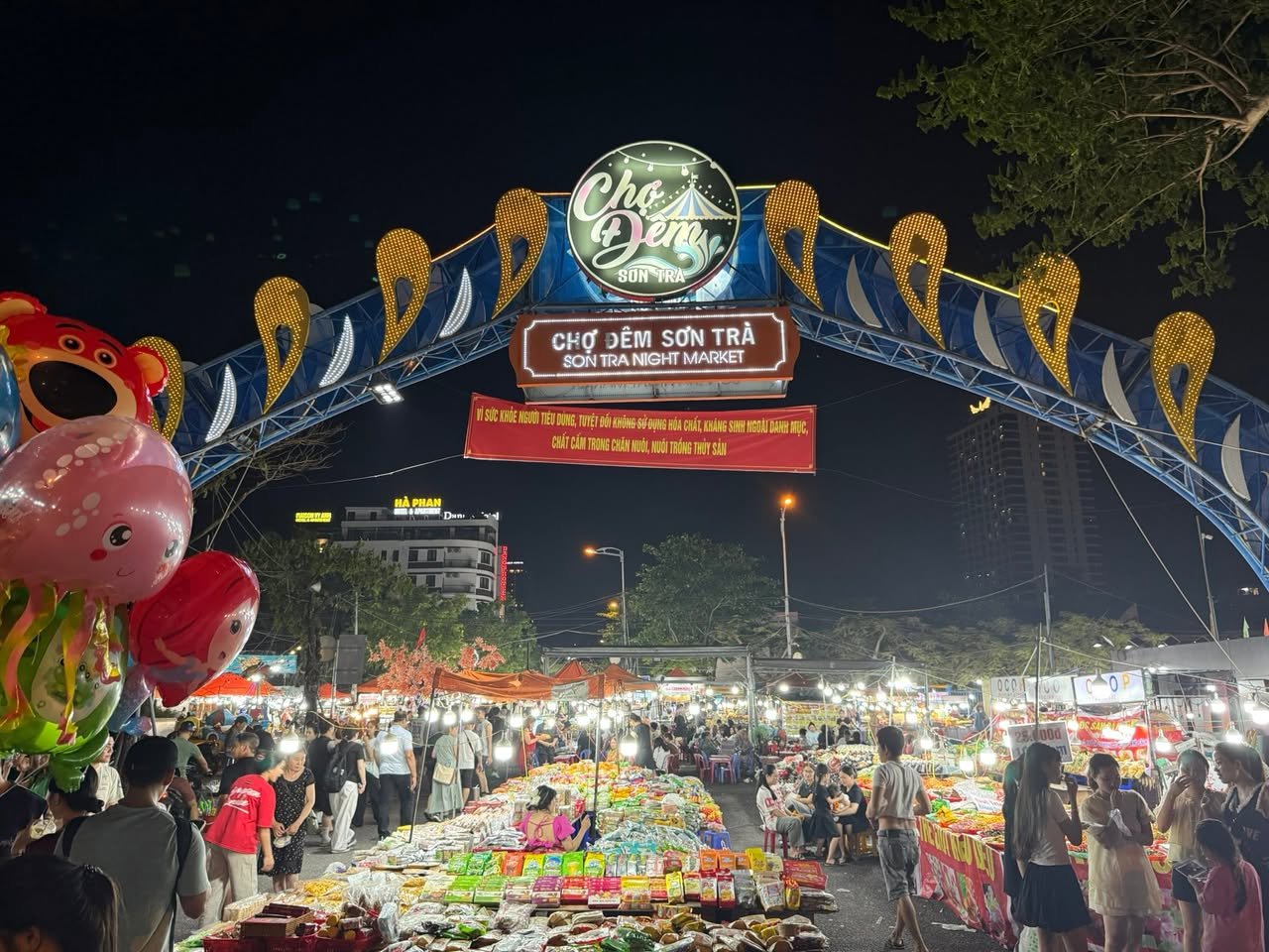 Chợ Đêm Sơn Trà, the Sơn Trà night market.