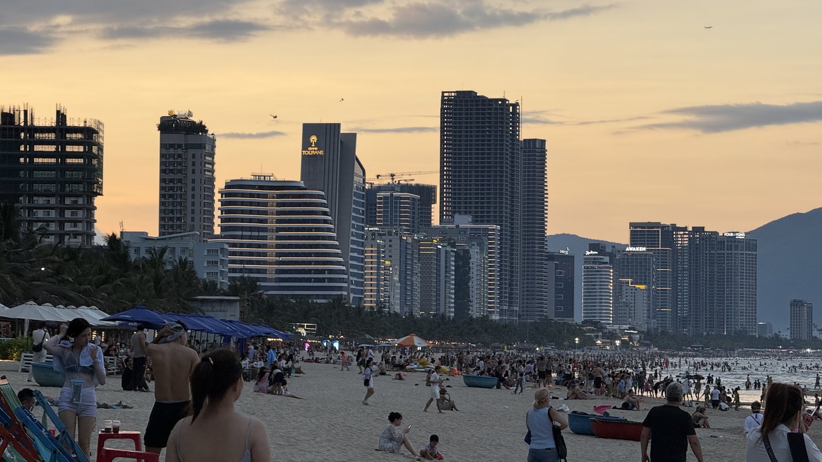 Mỹ Khê at sunset, a Tuesday as packed as a weekend.