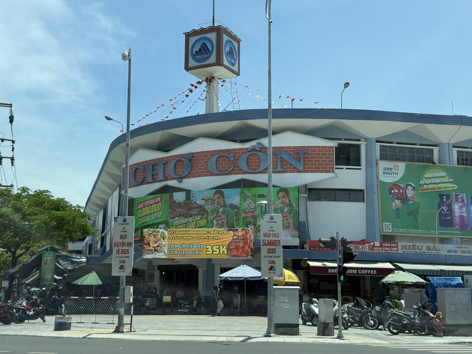 Chợ Cồn, under the clock tower.