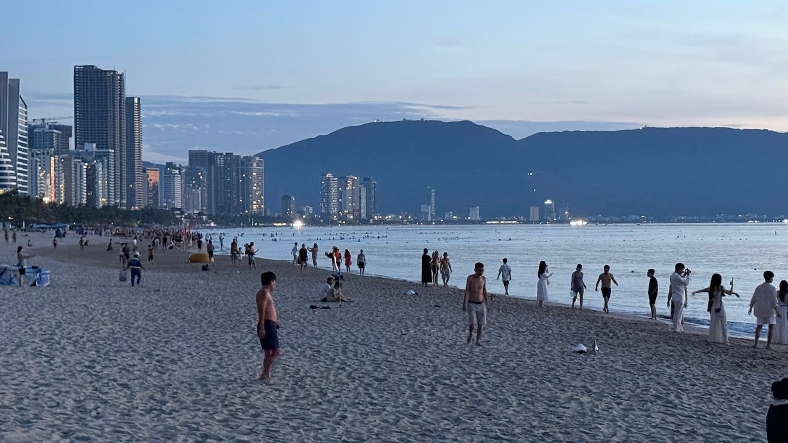 The early crowd on the sand.