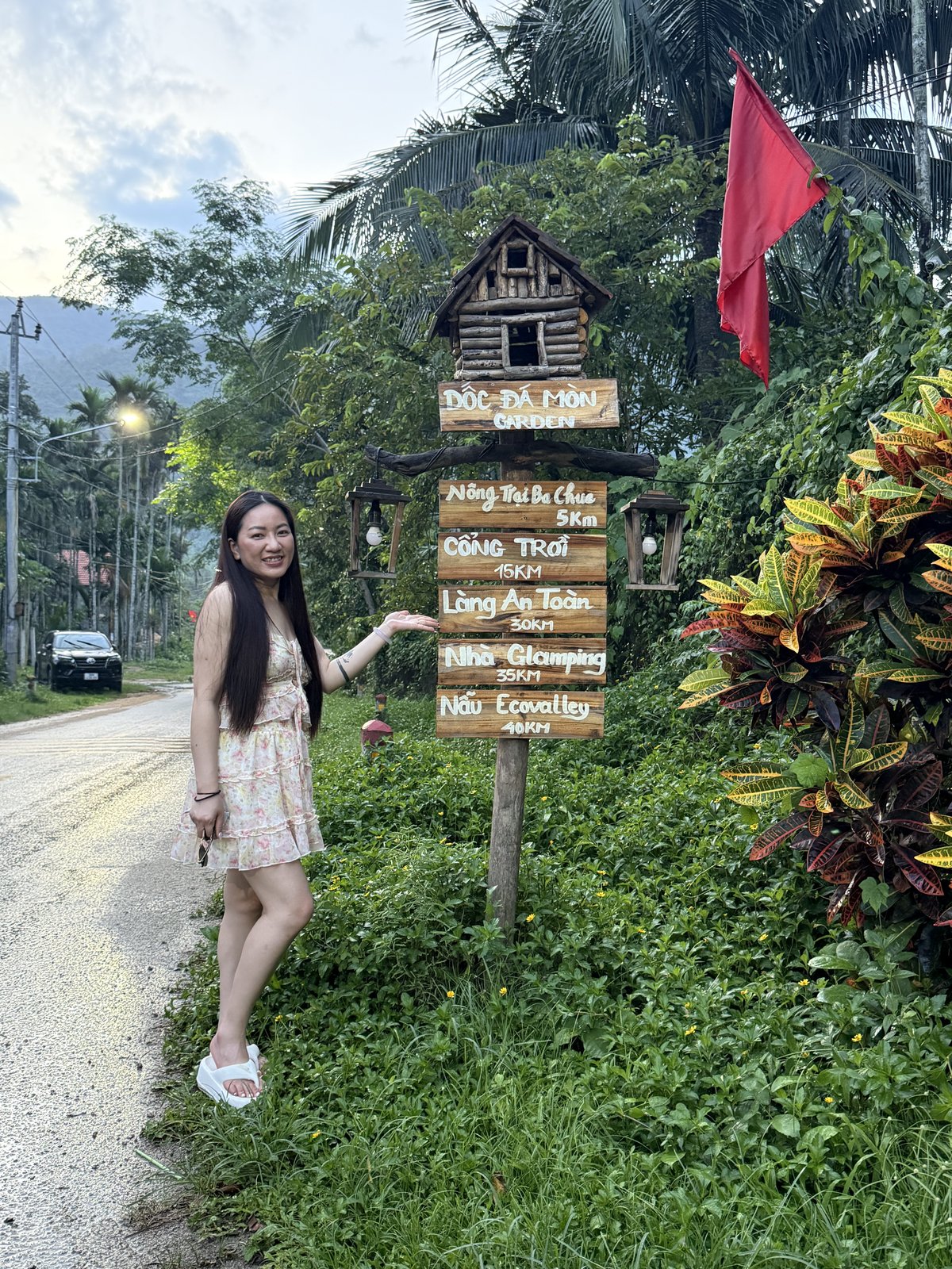 The signpost at Dốc Đá Mòn Garden: the Gate of Heaven, 15 kilometers.