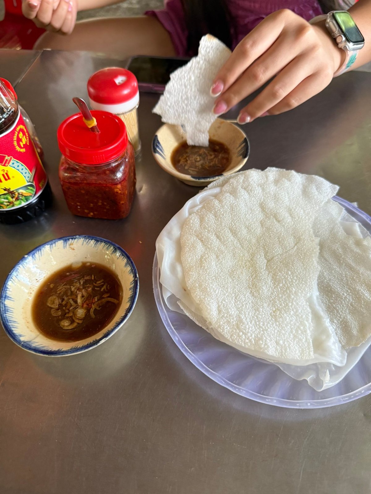 Bánh đập and the dipping sauces.