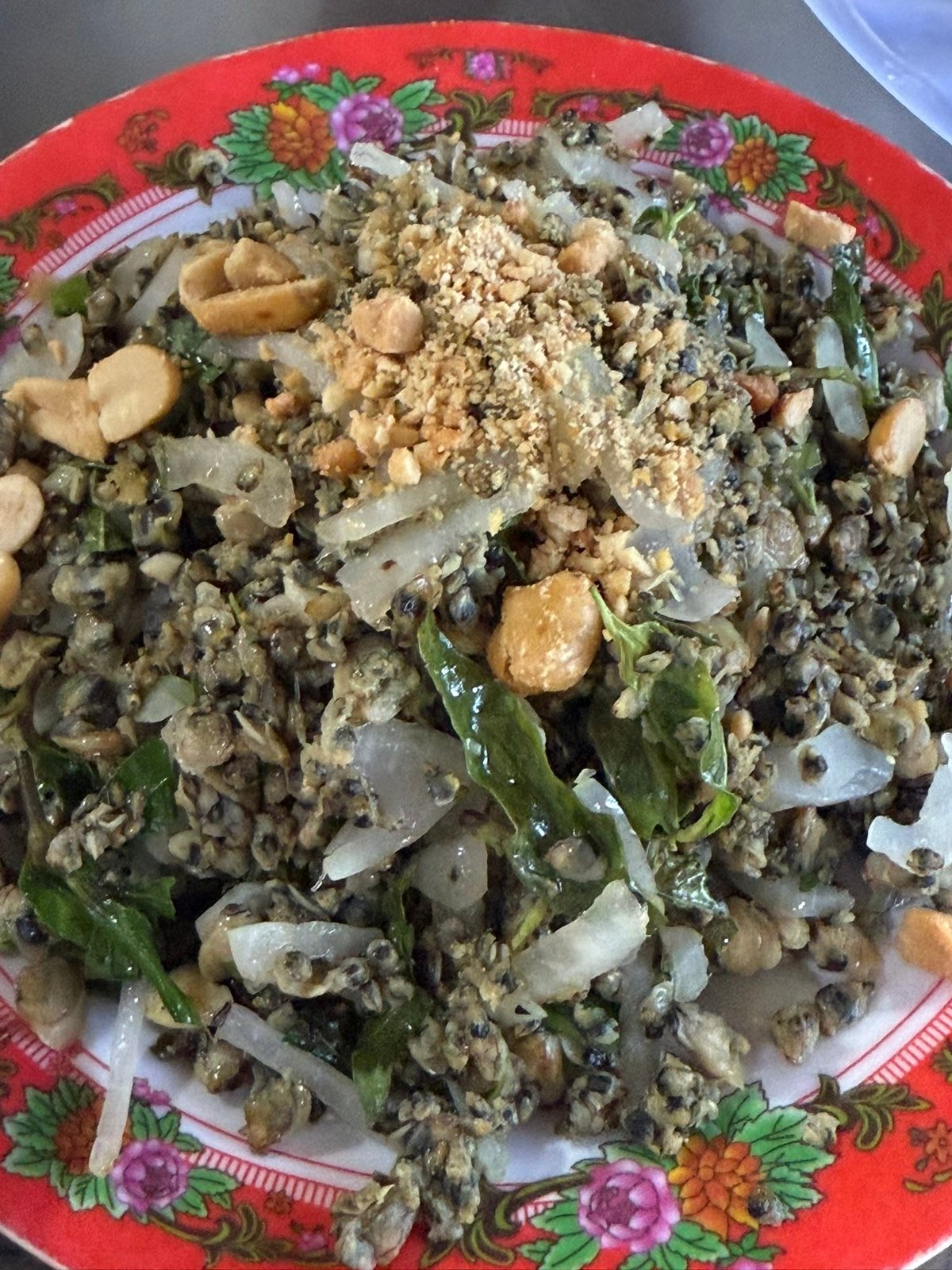 Hến trộn: baby clams, peanuts, herbs and crackling.