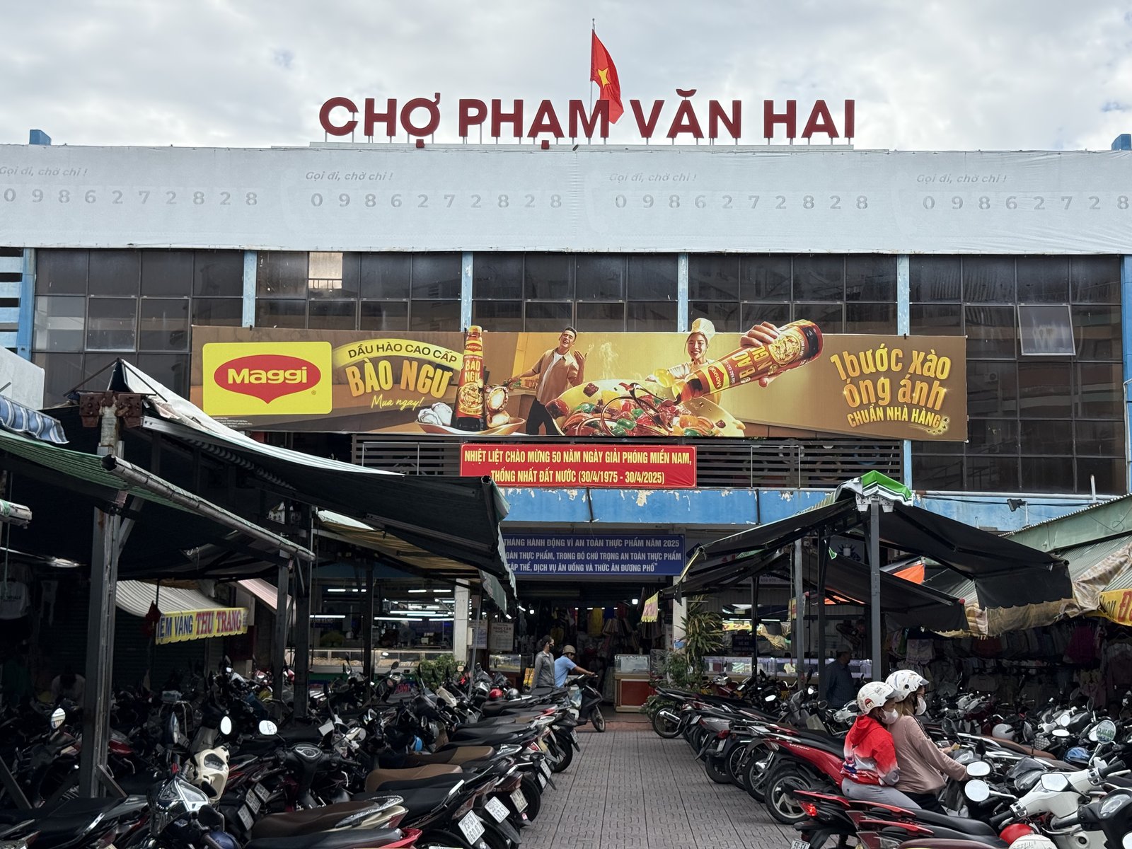 Chợ Phạm Văn Hai.