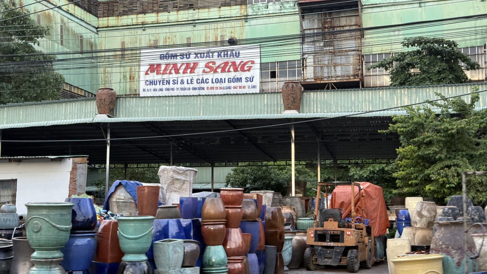 Export ceramics, on the way to the hospital.