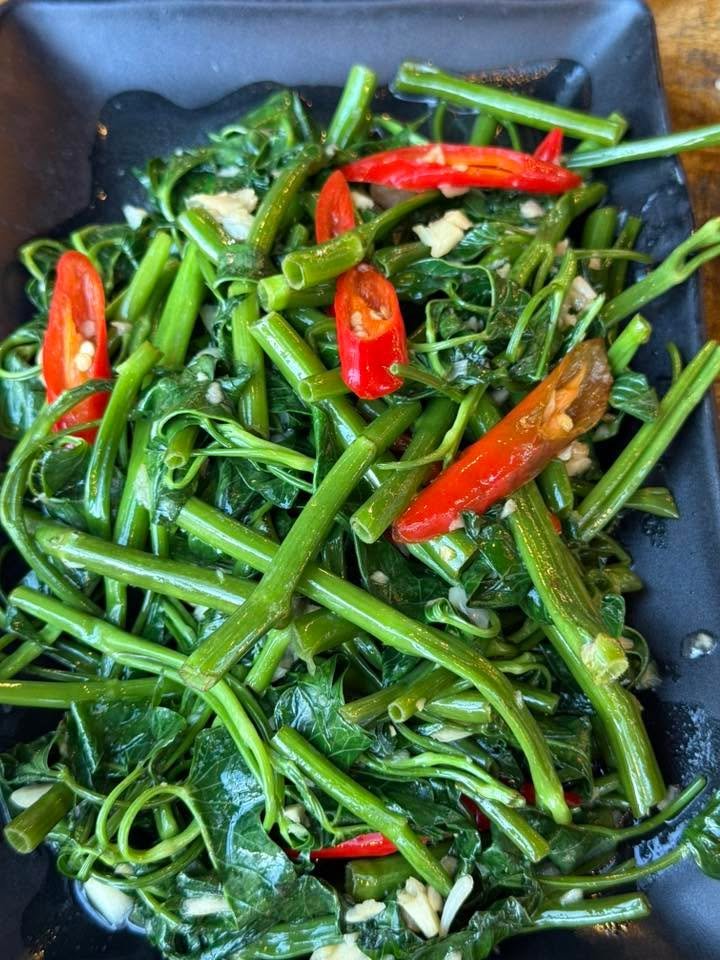 Rau muống xào tỏi.