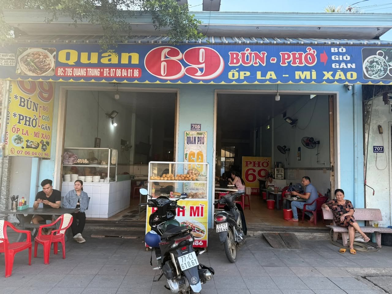 Quán 69: bún, phở, ốp la, mì xào.