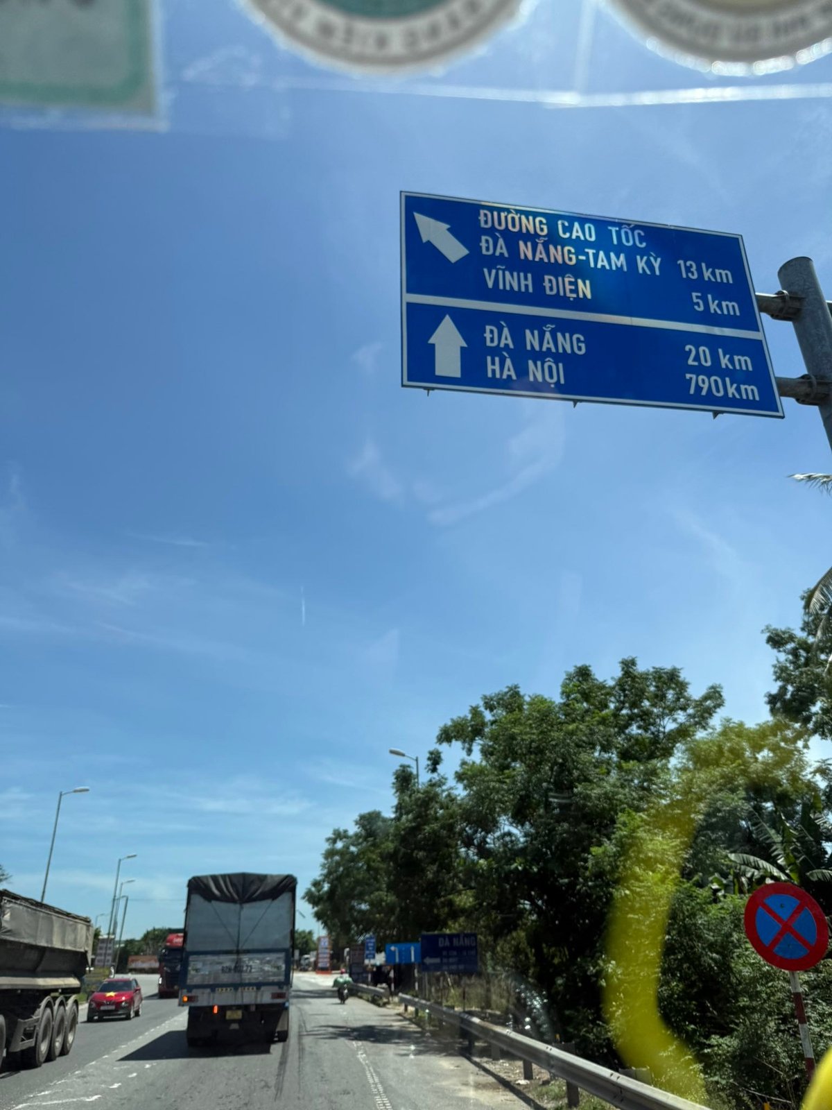 Đà Nẵng 20 km, Hà Nội 790 km.